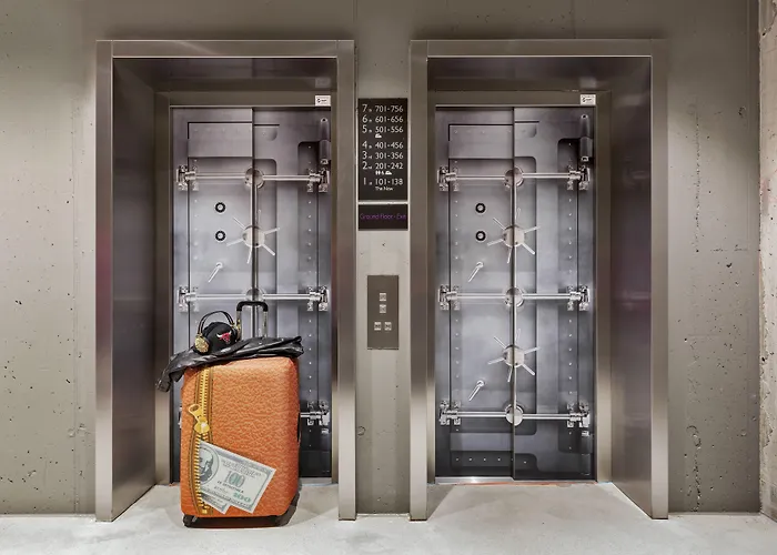Hotel Moxy Frankfurt Center 3*